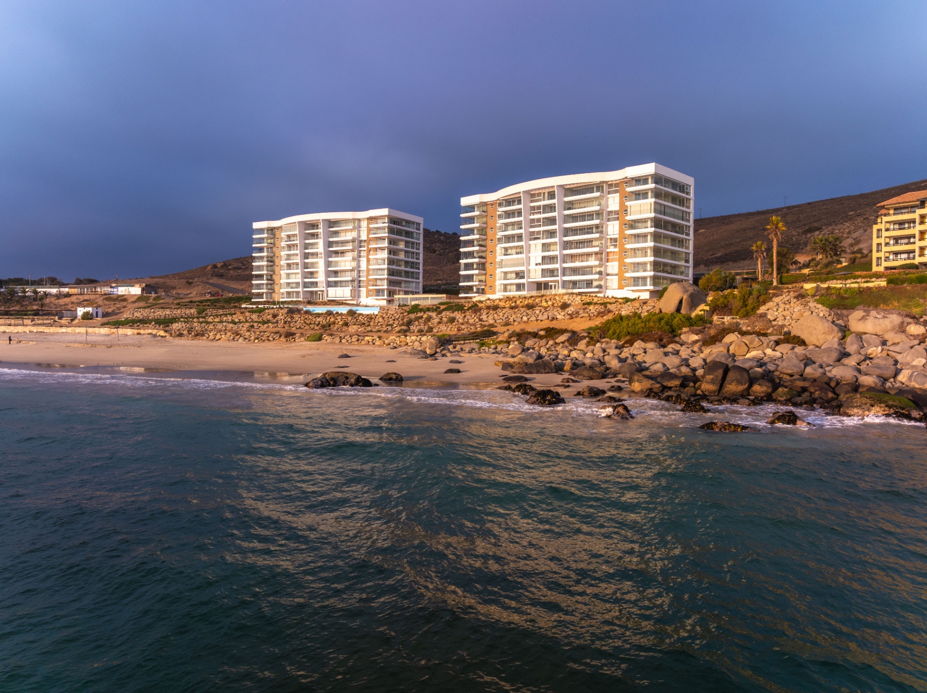 Arenas de Playa Blanca, edificios frente al mar en Coquimbo